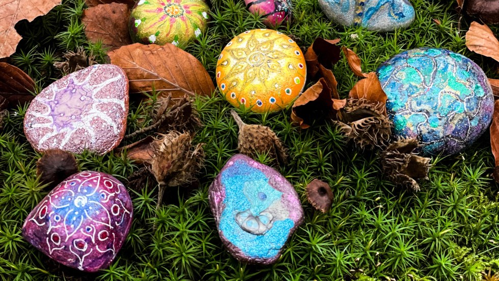 Handbemalte Elfensteine, © Marie Vois