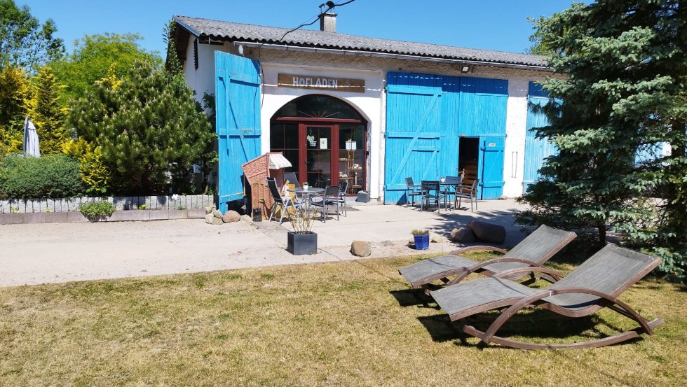 Sitzmöglichkeiten vor dem Hofladen, © Steffi`s Hofladen