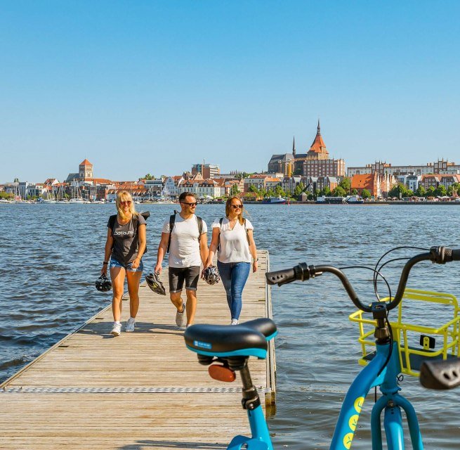 Vom Gehlsdorfer Ufer aus, den Blick auf den Rostocker Stadthafen genießen, © TMV/Tiemann