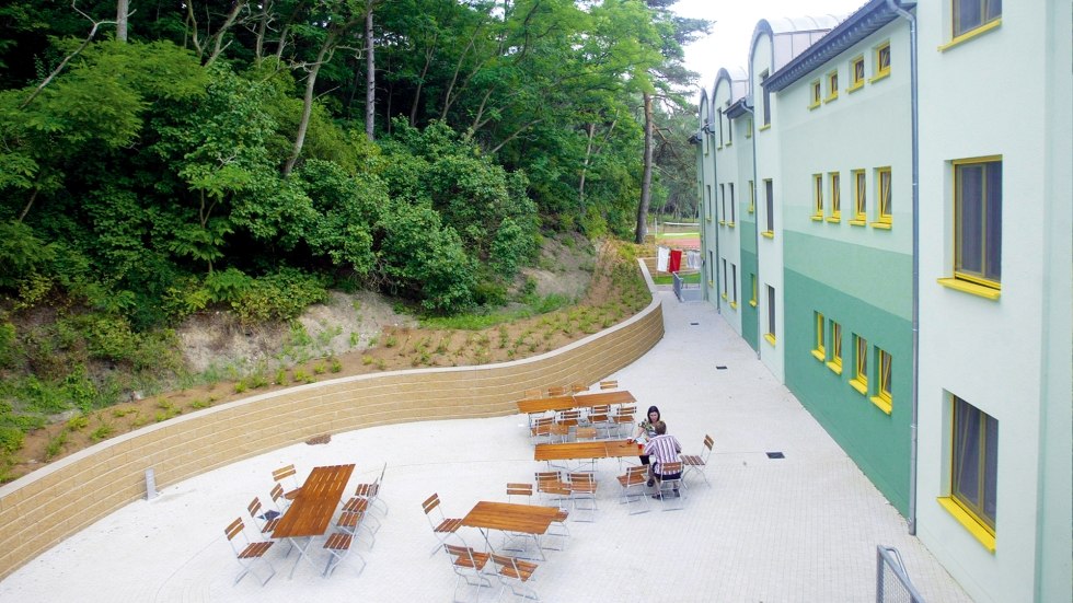 Außengelände mit Sitzmöglichkeiten & Grillplatz, © DJH MV / Danny Gohlke Außengelände mit Sitzmöglichkeiten & Grillplatz, © DJH MV / Danny Gohlke