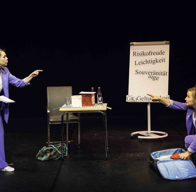 Heike Feist & Astrid Kohrs in »Gar nicht lügen ist auch keine Lösung« // © Pavol Putnoki Heike Feist & Astrid Kohrs in »Gar nicht lügen ist auch keine Lösung« // © Pavol Putnoki