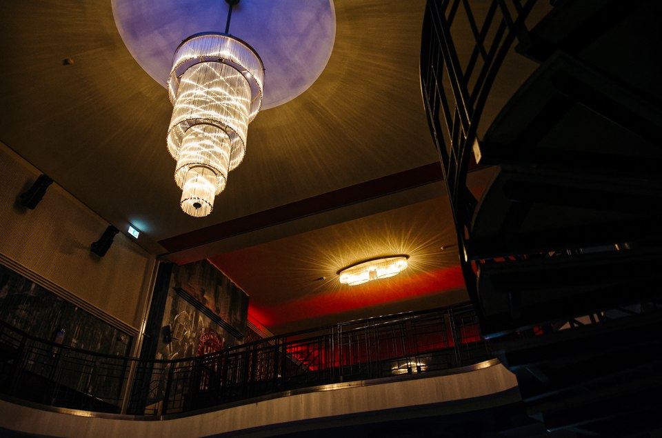 Das schicke und warme Ambiente des " Theater des Friedens ".(Foto: Andre Pristaff), © TDF/ Andre Pristaff Das schicke und warme Ambiente des " Theater des Friedens ".(Foto: Andre Pristaff), © TDF/ Andre Pristaff