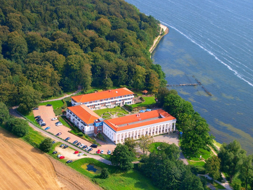 Luftbildansicht Hotelanlage // &copy; Hotel Badehaus Goor