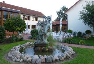 Restaurant und Springbrunnen, &copy; Feriendorf an der Ostsee/Bley