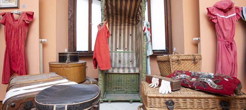 Historischer Strandkorb mit Bademoden und Reisegep&auml;ck des 19. Jahrhunderts. // &copy; Stadt- und B&auml;dermuseum Bad Doberan