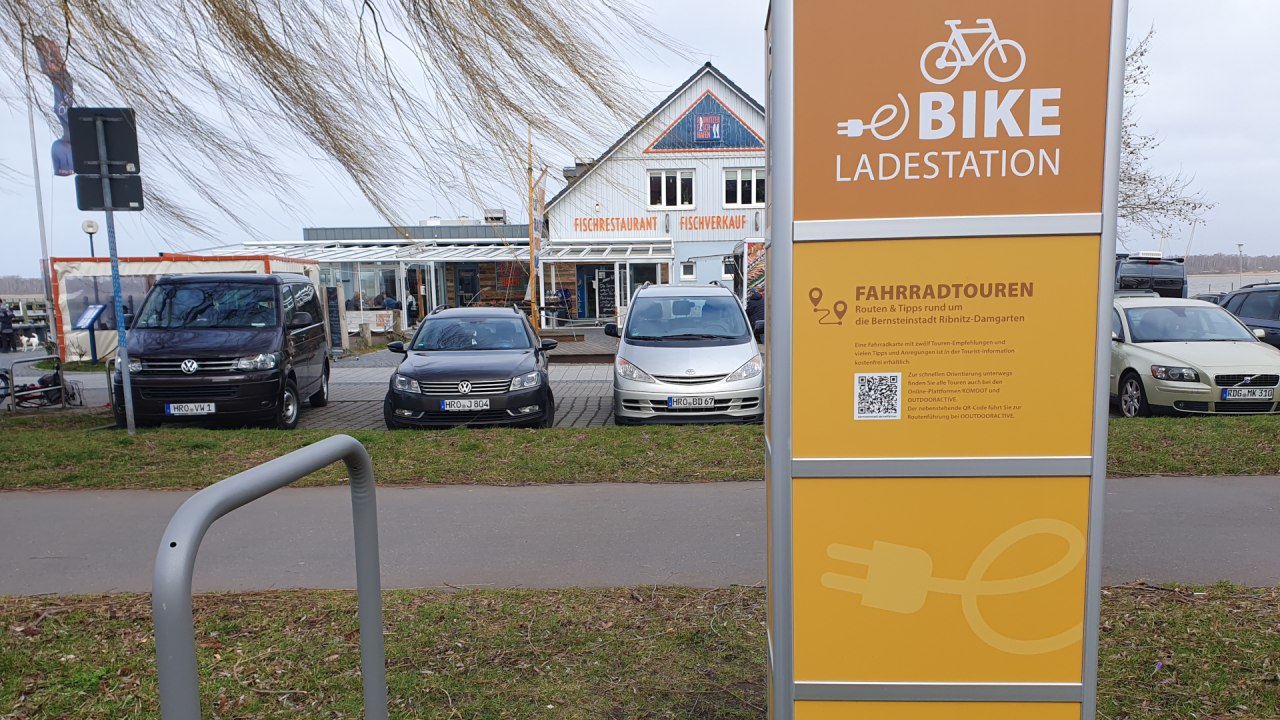 Ribnitz-Damgarten e-bike oplaadpunt bij de haven // © Sabine Maus Ribnitz-Damgarten e-bike oplaadpunt bij de haven // © Sabine Maus