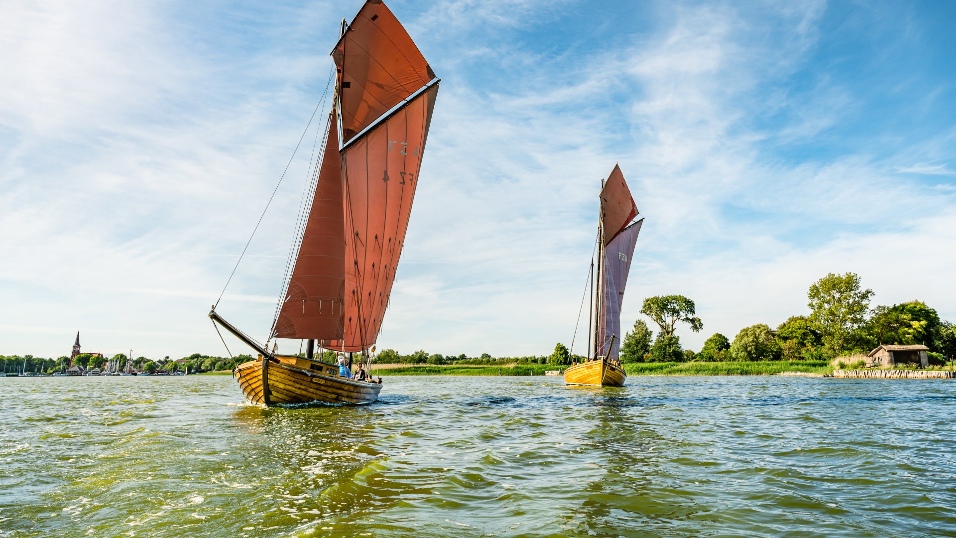 Mit geblähten braunen Segeln gleiten die Zeesboote übers Wasser. // © MV-T/Tiemann Mit geblähten braunen Segeln gleiten die Zeesboote übers Wasser. // © MV-T/Tiemann