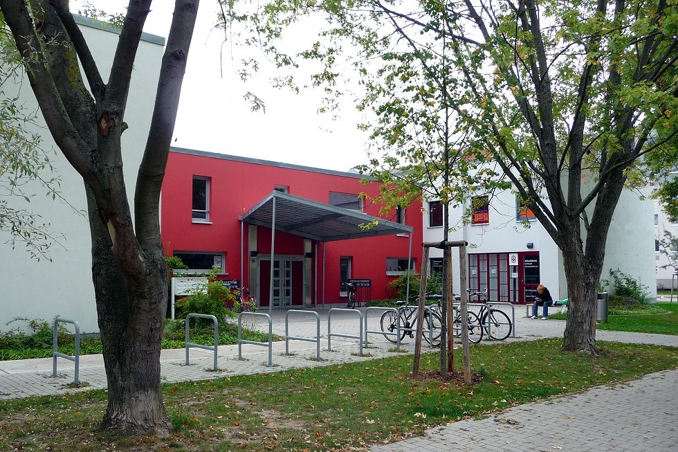 Buitenaanzicht van het gebouw in de Gorkistra&szlig;e // &copy; Sabrina Wittkopf-Schade