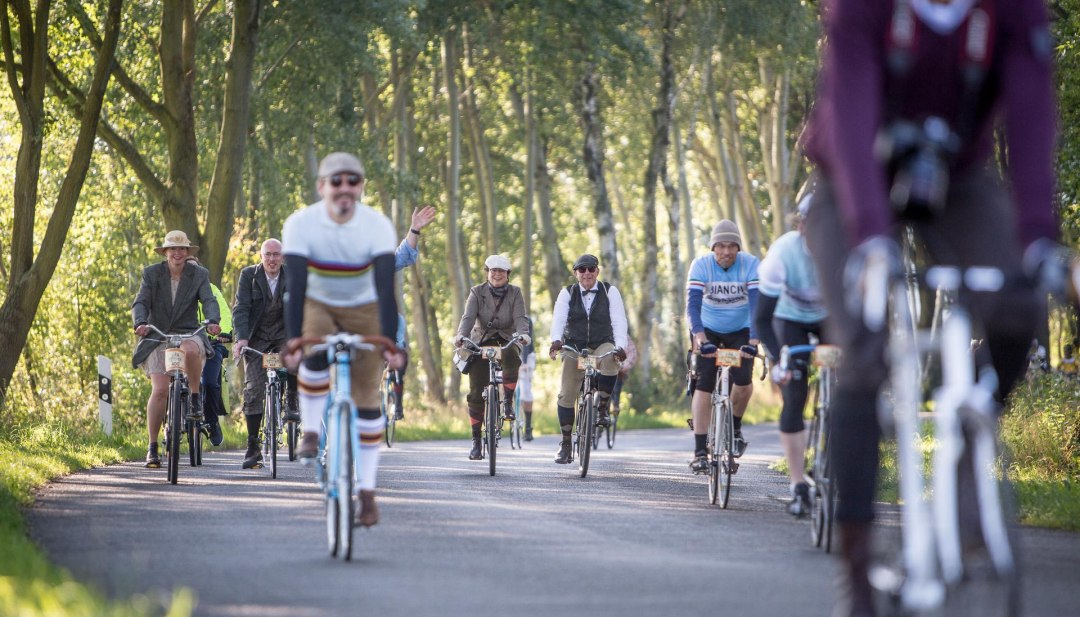 Bei der Radtour "Velo Classico" rund um Ludwigslust kommen Fans von eleganter Kleidung und Radfahren voll auf ihre Kosten. Und ganz nebenbei lernt man auch noch die reizvolle Region um Ludwiglust kennen. , &copy; TMV/Krauss