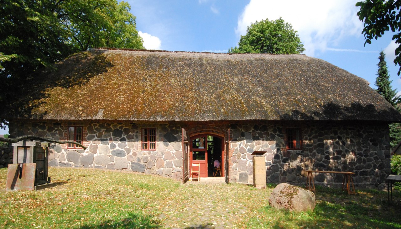 De rietgedekte zeemansschuur wordt een kleimuseum, © FAL e.V. De rietgedekte zeemansschuur wordt een kleimuseum, © FAL e.V.