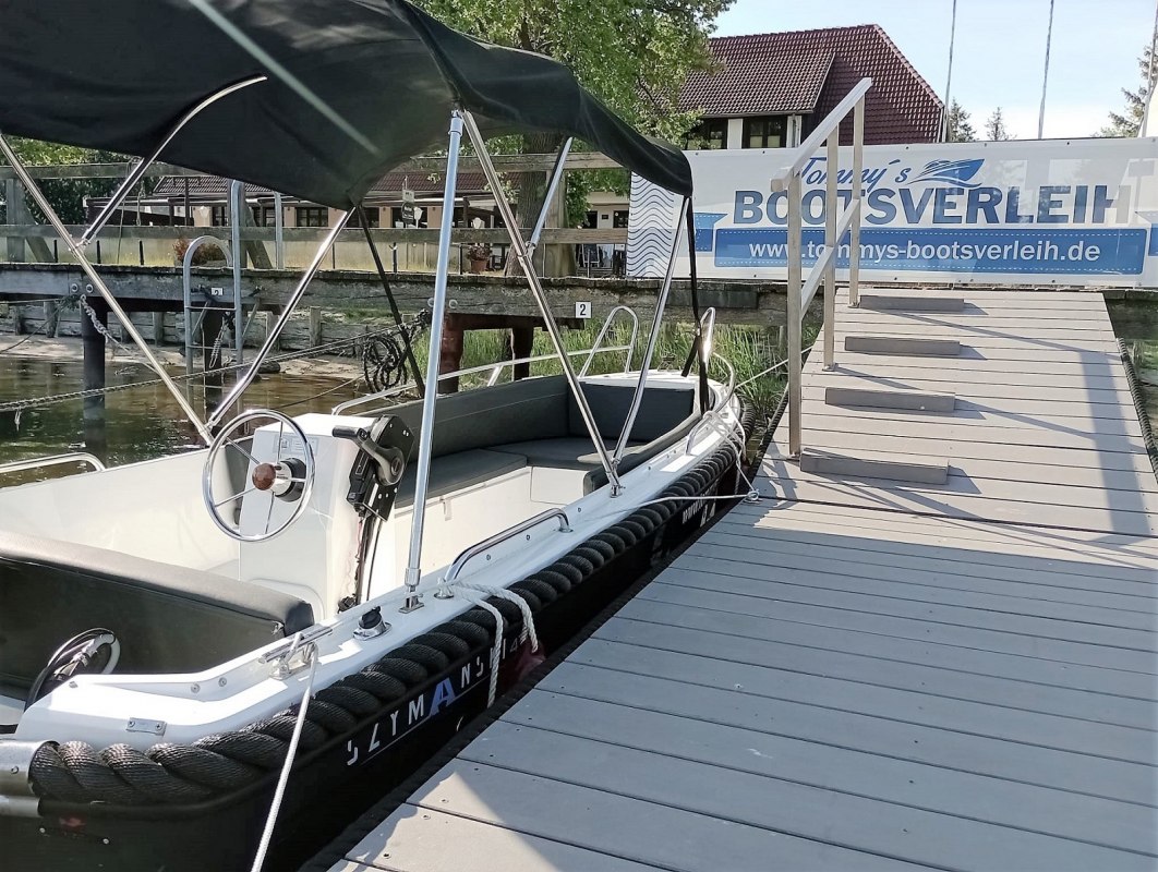 Motorboot I 15 PS (führerscheinfrei) I 5 Sitzplätze mit bequemen Polstern I mit Sonnenschutz I mit Badeleiter // © Tommy´s Bootsverleih Motorboot I 15 PS (führerscheinfrei) I 5 Sitzplätze mit bequemen Polstern I mit Sonnenschutz I mit Badeleiter // © Tommy´s Bootsverleih
