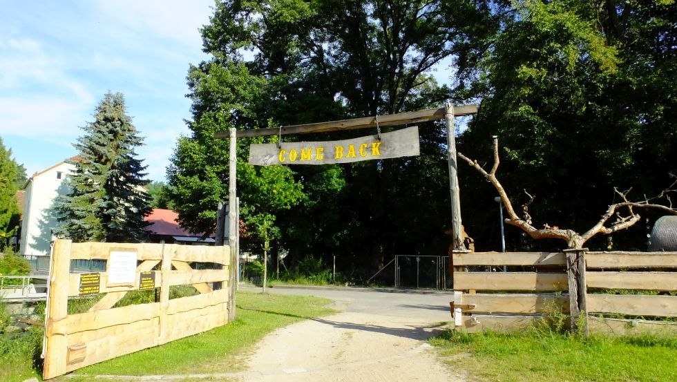Welkom in Hilly-Billy-Town: Uw toegangspoort tot uw vakantie // © B. Kiel Welkom in Hilly-Billy-Town: Uw toegangspoort tot uw vakantie // © B. Kiel