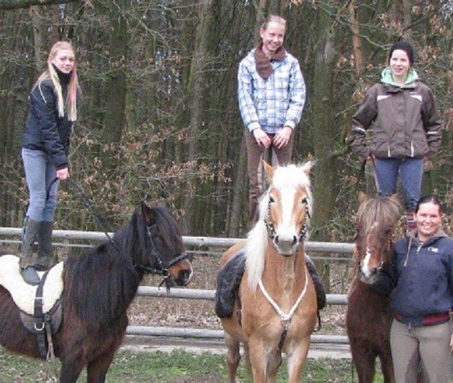 Die Kunst des Trickreitens w&auml;hrend der Reiterferien auf der Comanchen Ranch erlernen // &copy; Comanchen Ranch/ Karina Vandersee-M&uuml;ller