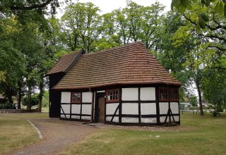 Die Dorfkirche in Peckatel gilt als &auml;lteste Fachwerkkirche Mecklenburgs. // &copy; Lewitz e.V.