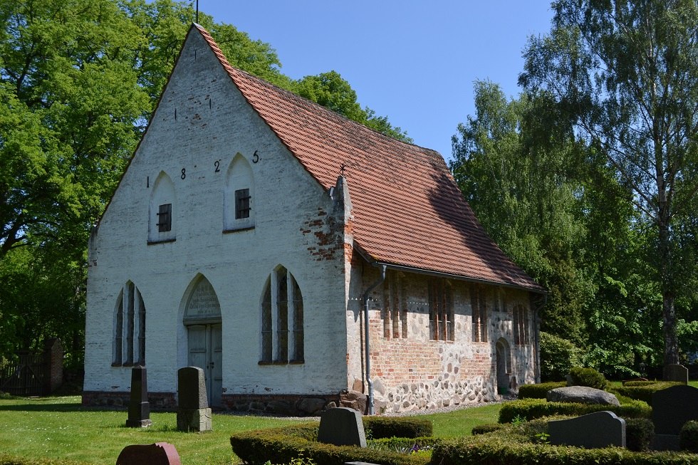 De gevel van de 14e-eeuwse kerk werd in 1825 vernieuwd. // &copy; Lutz Werner