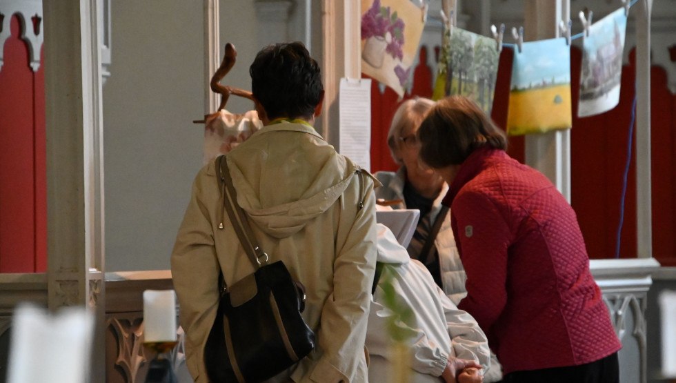 Besucher im Gespr&auml;ch mit der K&uuml;nsterin Katrin Liersch, &copy; Sabrina Lampe