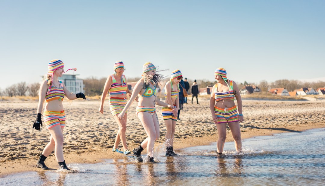 Eisbader gehen am Strand von Warnemünde in die Ostsee bei Sonnenschein. // © MV-T/Gross Eisbader gehen am Strand von Warnemünde in die Ostsee bei Sonnenschein.