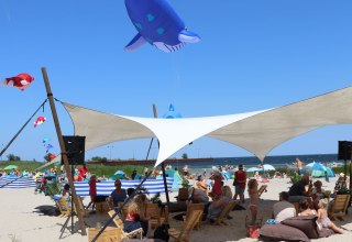 Bunte Drachen am Himmel, Strandlounge mit Blick auf die Ostsee // &copy; Sabine St&ouml;ckmann