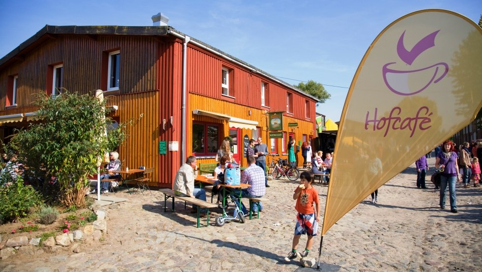 Auf der Terrasse des Hofcafés gemütlich sitzen und die regionalen Produkte genießen // © Hofladen Medewege/tokati Auf der Terrasse des Hofcafés gemütlich sitzen und die regionalen Produkte genießen // © Hofladen Medewege/tokati