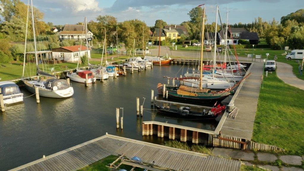 Hafen Neuendorf Gastliegeplätze, © TZ Südliche Boddenküste Hafen Neuendorf Gastliegeplätze, © TZ Südliche Boddenküste