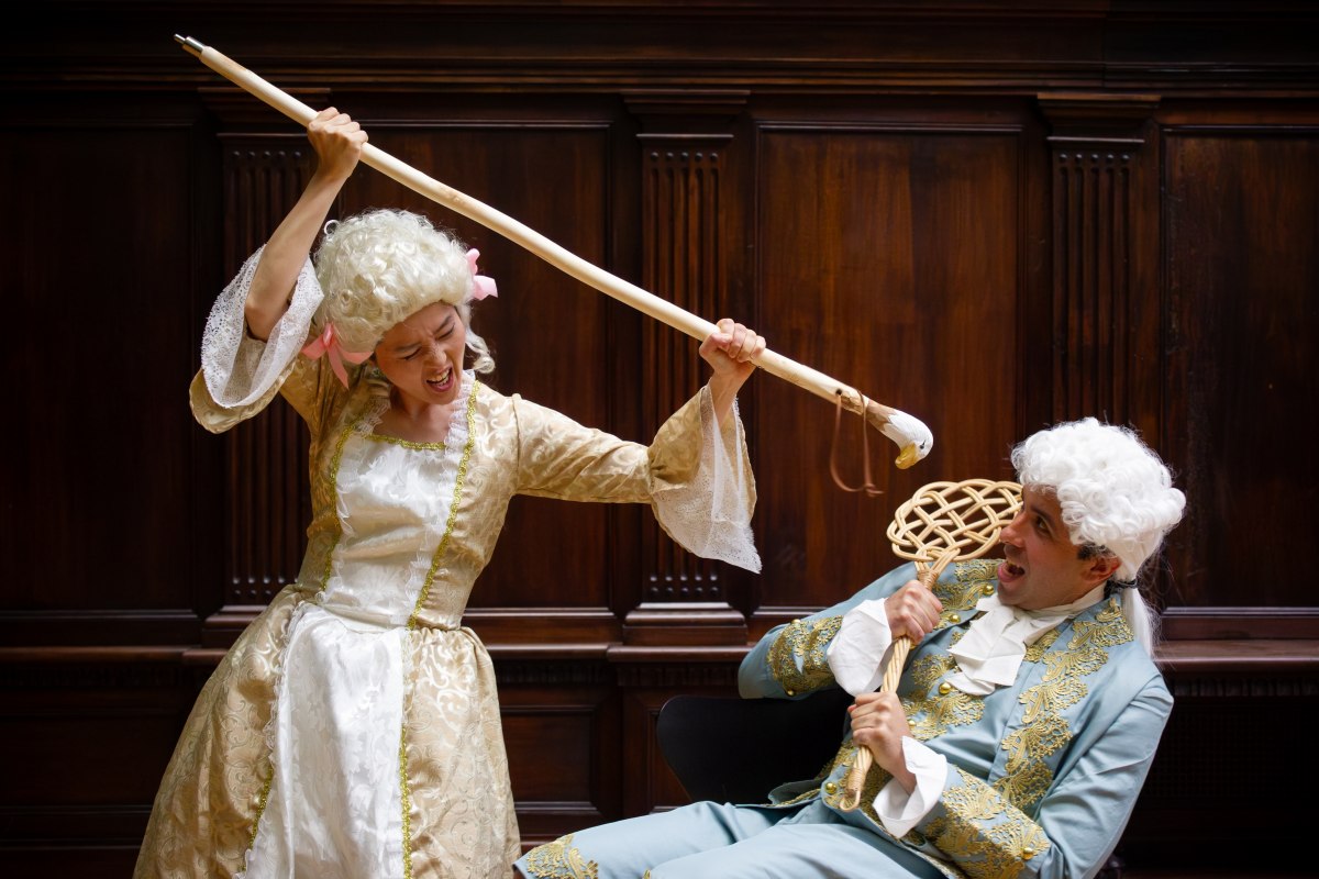 Yuri Mizobuchi als Vespetta und Stephen Barchi als Pimpinone in Georg Philipp Telemanns komischer Oper „Pimpinone oder Die ungleiche Heirat“. // © Musik in Brandenburgischen Schlössern e.V. Yuri Mizobuchi als Vespetta und Stephen Barchi als Pimpinone in Georg Philipp Telemanns komischer Oper „Pimpinone oder Die ungleiche Heirat“. // © Musik in Brandenburgischen Schlössern e.V.