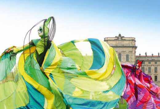 Fantasievolles Feuerwerk: In Mecklenburg-Vorpommern ist das ganze Jahr Showtime. Im Sommer zeigen Akrobaten, Artisten, Kabarettisten und Clowns ihre bunten Programme vor dem Ludwigsluster Schloss. // &copy; MV-T/Roth