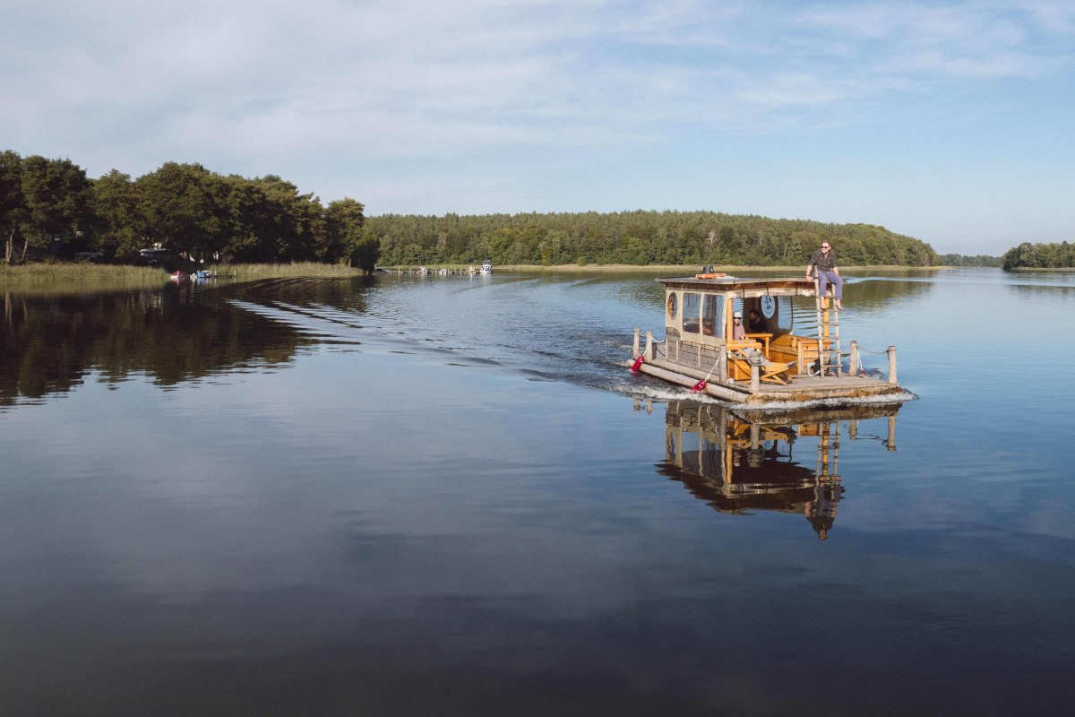 Auf dem Ahoi Camp einchecken, Floß mieten und die Seen erkunden. // © Foto: Oliver Raatz Auf dem Ahoi Camp einchecken, Floß mieten und die Seen erkunden. // © Foto: Oliver Raatz