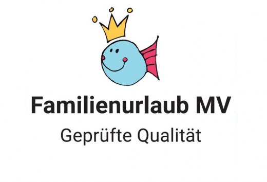 An dem gekrönten Fisch Gustav erkennt Ihr die familienfreundlichen zertifizierten Anbieter in MV // © TMV An dem gekrönten Fisch Gustav erkennt Ihr die familienfreundlichen zertifizierten Anbieter in MV // © TMV
