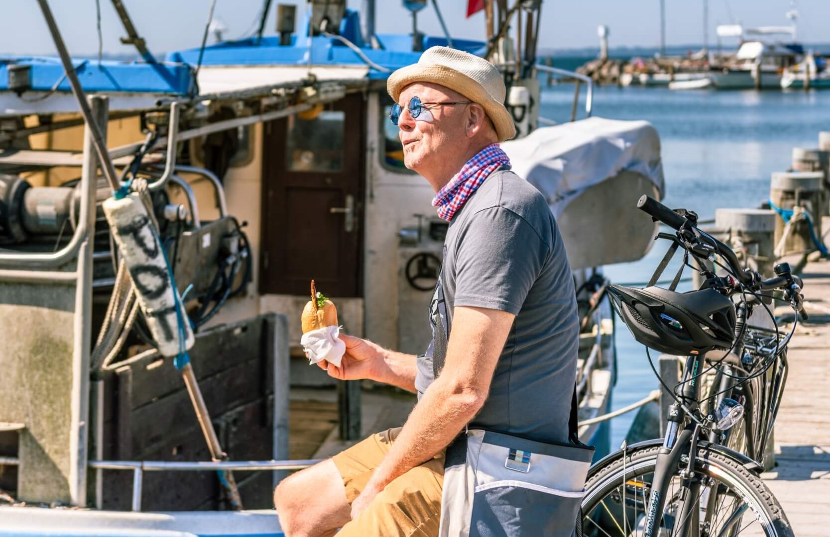 Rast am Hafen von Poel mit Fischbrötchen – what else! // © MV-T/Tiemann Rast am Hafen von Poel mit Fischbrötchen – what else! // © MV-T/Tiemann
