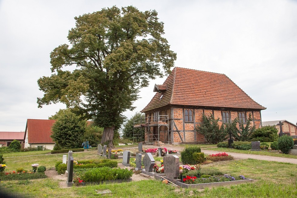 die Kapelle Zepelin mit Linde und Friedhof // &copy; Frank Burger