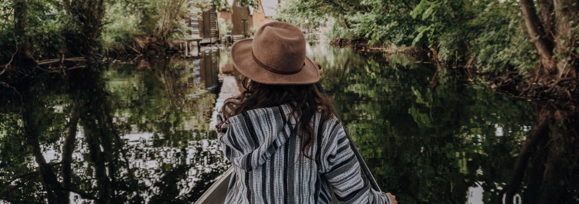 Pure Natur in der Mecklenburgischen Seenplatte, © TMV/Outdoornomaden Mit dem Kanu auf den kleinen Kanälen vorbei an Bootshäusern.