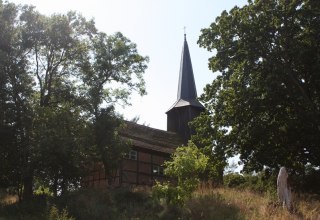Seitenansicht der Fachwerkkirche // © Mecklenburgische Kleinseenplatte Touristik GmbH Seitenansicht der Fachwerkkirche // © Mecklenburgische Kleinseenplatte Touristik GmbH