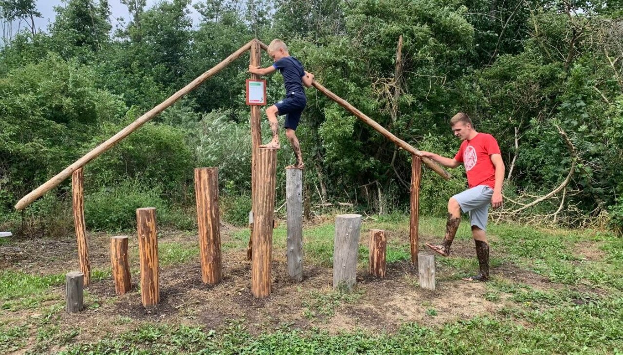 Familie beim Klettersteg im BarfussPark Plau am See // © Kletterpark Plau am See Familie beim Klettersteg im BarfussPark Plau am See // © Kletterpark Plau am See