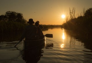 Die Abendstimmung auf dem Fluss im Kanu erleben // &copy; Angelika Reifarth