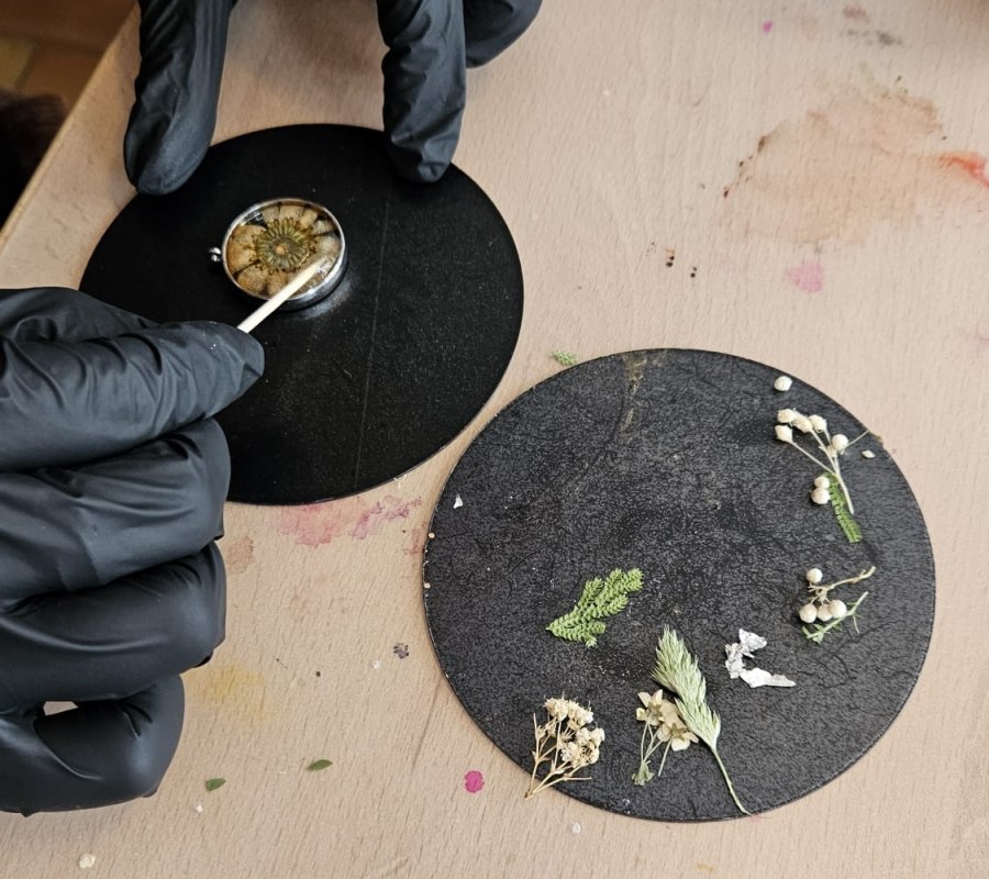 Je krijgt alle materialen ter plaatse. Ik laat je stap voor stap zien hoe je je bloemenversiering kunt maken. // © Sandra Gockel Je krijgt alle materialen ter plaatse. Ik laat je stap voor stap zien hoe je je bloemenversiering kunt maken. // © Sandra Gockel