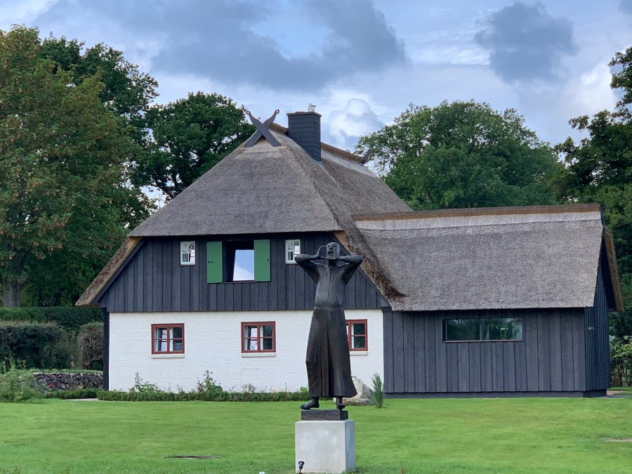 Gerhard Marcks Huis 2019 met bronzen sculptuur "The Caller", afgietsel van de sculptuur door Gerhard Marcks, © Torsten Frühauf Gerhard Marcks Huis 2019 met bronzen sculptuur "The Caller", afgietsel van de sculptuur door Gerhard Marcks, © Torsten Frühauf