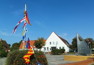 Voorplein en oude school // &copy; Archiv MHM Dranske