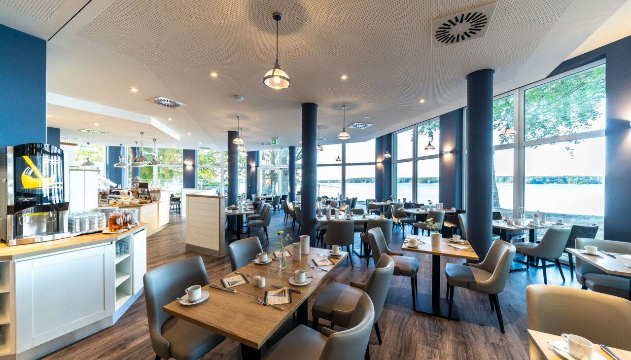 Frühstücksrestaurant mit Panoramablick auf die Müritz, © DOMUSimages