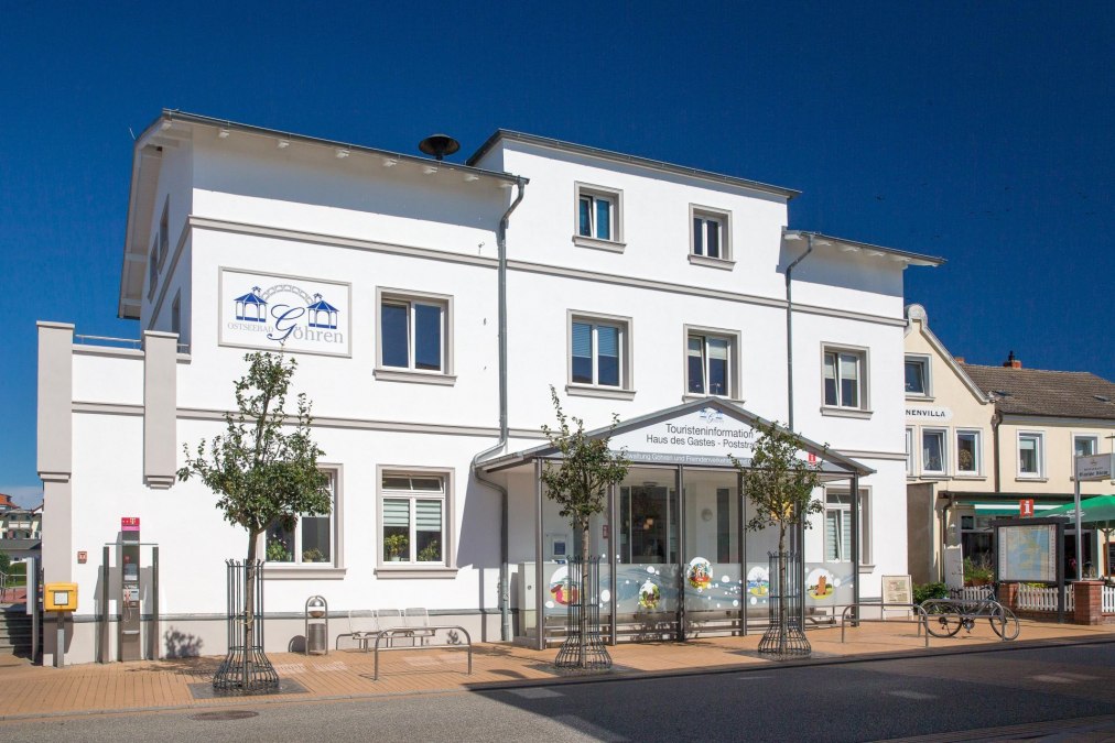 Buitenaanzicht van het toeristeninformatiecentrum in het Haus des Gastes in de kustplaats aan de Oostzee in G&ouml;hren, &copy; KV G&ouml;hren/Stoever