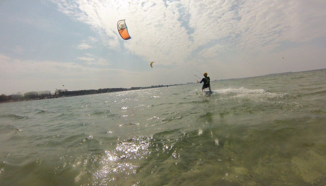 &Uuml;bers Wasser gleiten - ein unglaubliches Gef&uuml;hl, &copy; Kitesurfschule Pepelow