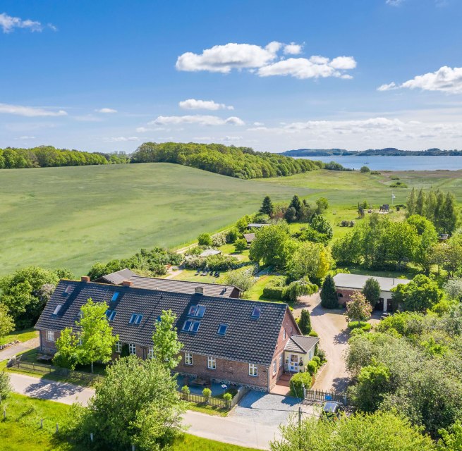 Das Vogelhaus Gobbin aus der Luft mit dem Blick nach Süden auf die Insel Vilm // © Vogelhaus Gobbin Das Vogelhaus Gobbin aus der Luft mit dem Blick nach Süden auf die Insel Vilm // © Vogelhaus Gobbin