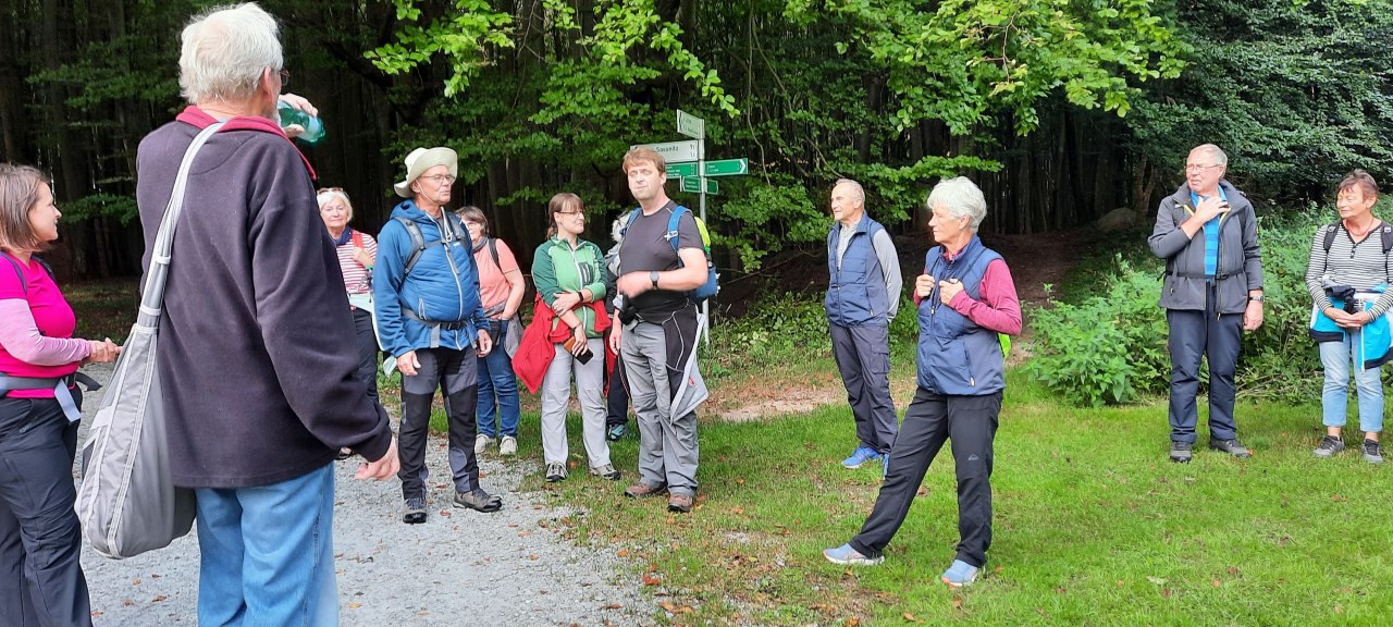 Wanderer bei einer kurzen Rast // © Touristik Lohme Wanderer bei einer kurzen Rast // © Touristik Lohme
