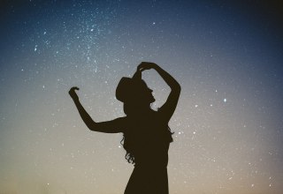 Tanz unter dem Sternenhimmel // &copy; Allef Vinicius / Unsplash