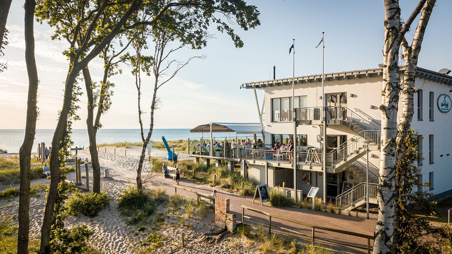 Mit direktem Blick auf die Ostsee und die Hansestadt Rostock-Warnem&uuml;nde, &copy; DOMUSimages
