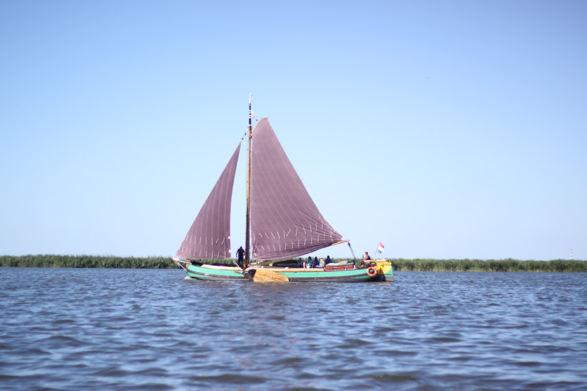 Die G&auml;ste sonnen sich an Deck und lauschen dem Wind // &copy; @Twee Gebroeders