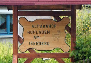 Unser Hof-Schild- gebaut von einer Einrichtung für psychisch Kranke und behinderte Menschen. // © Marco Holter Unser Hof-Schild- gebaut von einer Einrichtung für psychisch Kranke und behinderte Menschen. // © Marco Holter