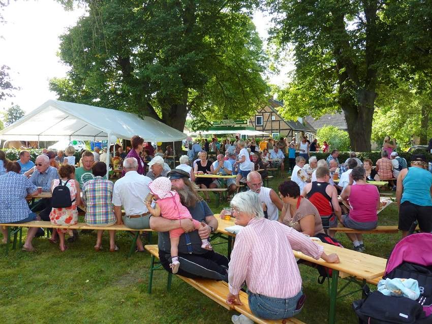 Kaffee und Kuchen im großen schattigen Kirchgarten // © Horst fechner Kaffee und Kuchen im großen schattigen Kirchgarten // © Horst fechner