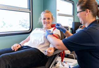Das Bild zeigt eine junge Frau, die zum 1. Mal Blut spendet. // © DRK-Blutspendedienst NSTOB Das Bild zeigt eine junge Frau, die zum 1. Mal Blut spendet. // © DRK-Blutspendedienst NSTOB