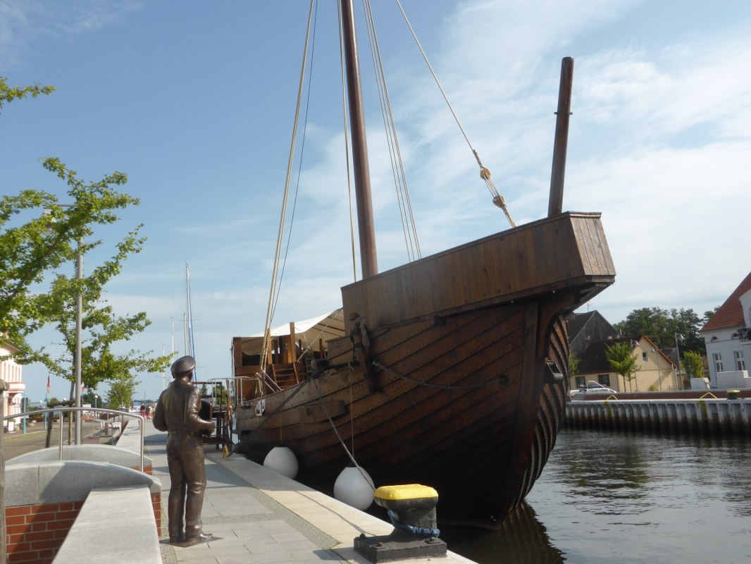 Fiedel Schulz hei&szlig;t die Kogge im Stadthafen Seebad Ueckerm&uuml;nde willkommen // &copy; Uta Sommer