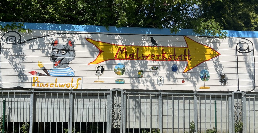 Gestaltete Wand zur Malwerkstatt vom Pinselwolf. Diese wird gern zum Fotoshooting genutzt., &copy; Wolfgang Hube